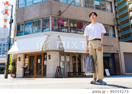 着屋巡りをする男性のポートレート ストリートスナップ 着屋巡りをする男性のポートレート ストリートスナップ 90354273