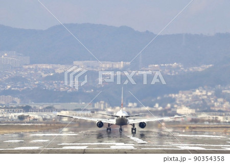 離陸する飛行機 90354358