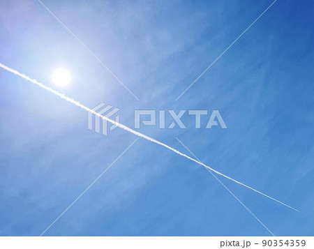 青空と太陽と飛行機雲 90354359