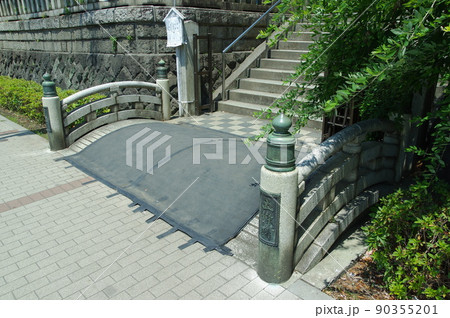 東京上野にある五條天神社へと続く橋 90355201