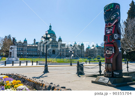 Victoria, BC, Canada - April 14 2021 : Kwakiutl Bear Pole Totum Pole. British Columbia Parliament Buildings. 90355704