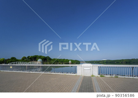 5月の狭山丘陵にある多摩湖　堰体の欄干と取水塔 90356586