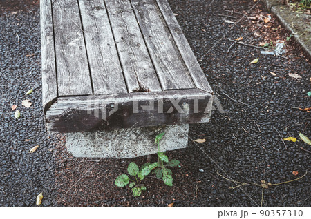 公園のベンチ 90357310