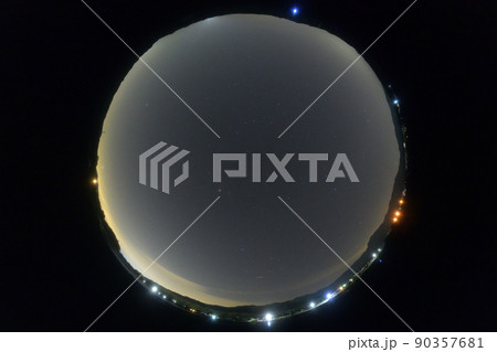 北杜市白州町、宵の空、天頂に横たわる春の大曲線・春の大三角 90357681