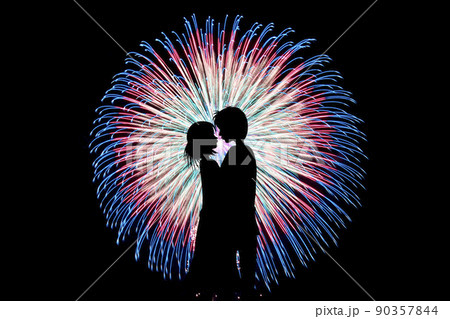 花火大会でキスするカップルのシルエット 夏の恋のイメージ の写真素材