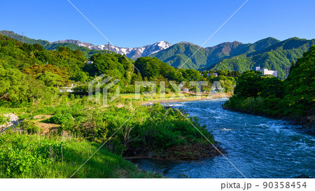 （群馬県）新緑と青空・谷川岳の絶景 90358454