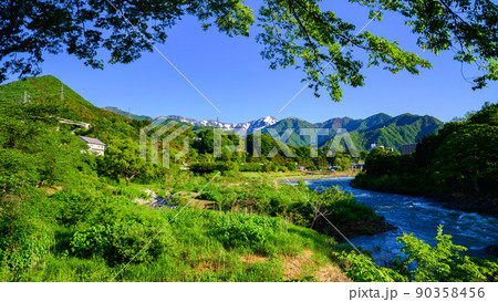 （群馬県）新緑と青空・谷川岳の絶景 90358456