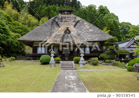 本堂の茅葺きの大屋根が見事な八葉山浄蓮寺本堂 90358545