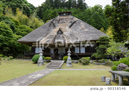 本堂の茅葺きの大屋根が見事な八葉山浄蓮寺本堂 本堂の茅葺きの大屋根が見事な八葉山浄蓮寺本堂 90358546