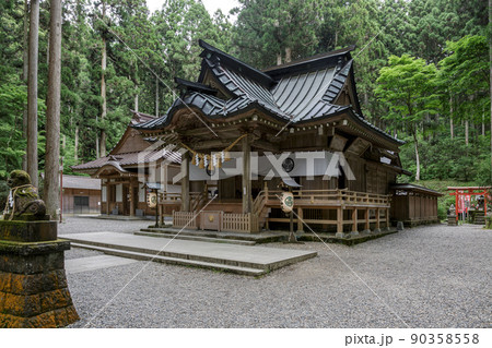 大杉たちに包まれるように佇む御岩神社拝殿【御岩山の麓】 90358558
