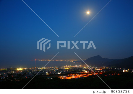 別府の夜景と月(大分県別府市) 別府の夜景と月(大分県別府市) 90358758
