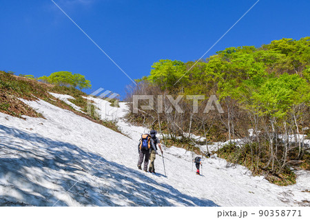 （群馬県）初夏の谷川岳・青空と残雪 90358771