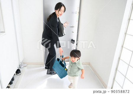 ワンオペママの朝　保育園行きたくない 90358872