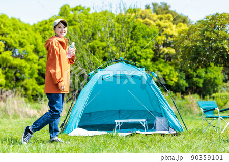 若い女性のソロキャンパー 90359101