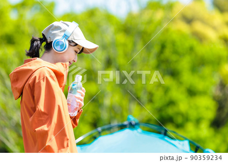 若い女性のソロキャンパー 90359234