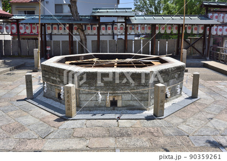 お百度参りで有名な大阪石切神社 お百度参りで有名な大阪石切神社 90359261