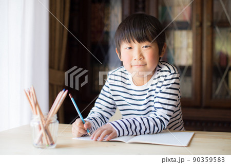 勉強をしている少年 90359583