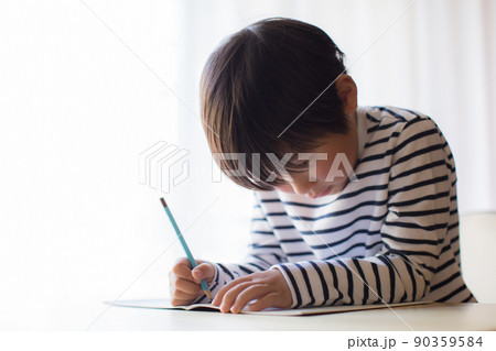 勉強をしている少年 90359584