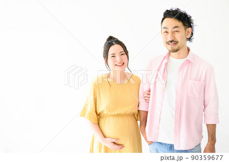 髭と美しい妊娠中の女性のカップル 髭と美しい妊娠中の女性のカップル 90359677