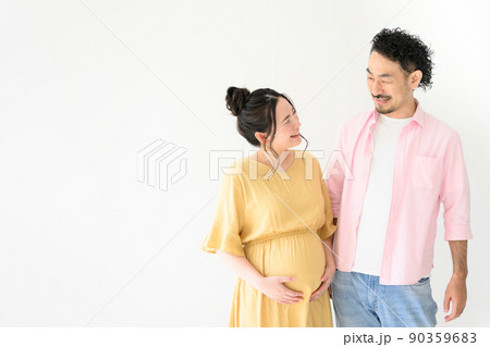 髭と美しい妊娠中の女性のカップル　見つめ合う 90359683
