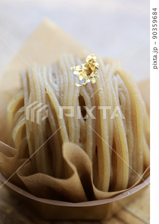 金箔が乗った和栗のモンブランケーキ 金箔が乗った和栗のモンブランケーキ 90359684