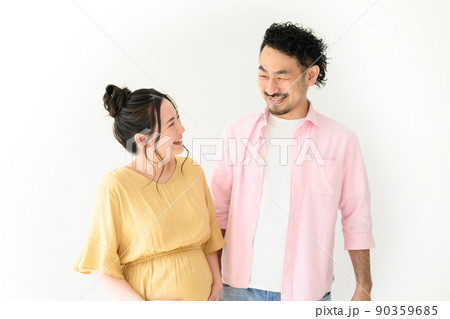 髭と美しい妊娠中の女性のカップル　見つめ合う 90359685