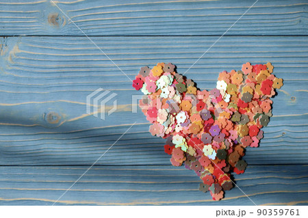 ハートの形に置いた花型のスパンコール　ビーズ 90359761