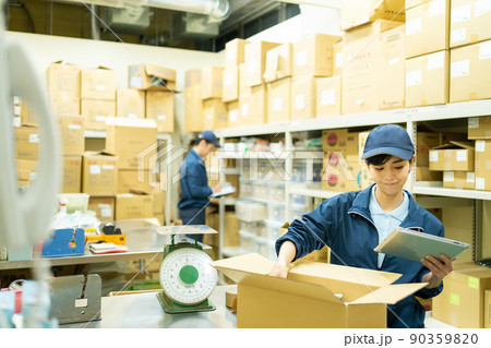 倉庫　女性　ビジネス 90359820