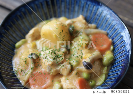 野菜たっぷり鶏肉のトマトクリームシチュー 90359831