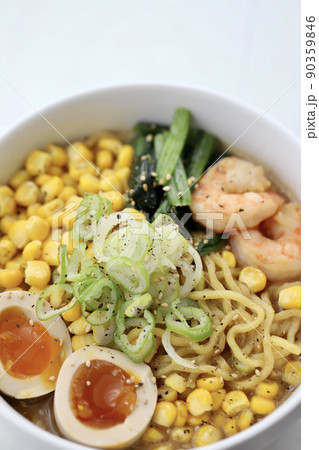 家で作ったトッピングたっぷり中太麺の味噌ラーメン 90359846