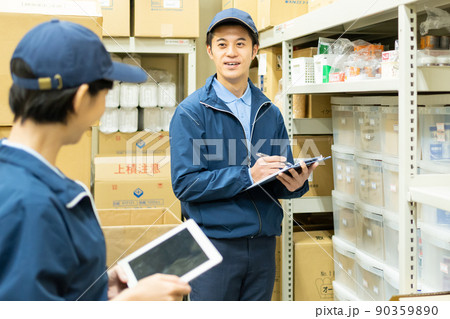 倉庫で働く若いスタッフの男性 倉庫で働く若いスタッフの男性 90359890