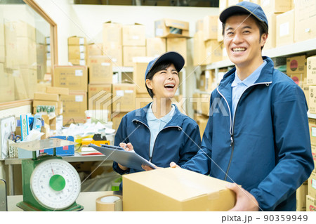 倉庫で働く女性と男性スタッフ 90359949