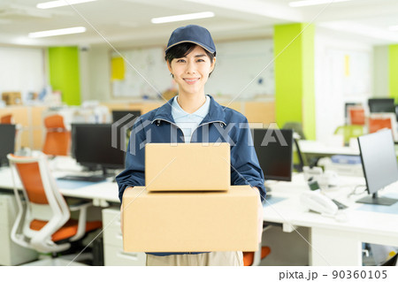荷物を届ける女性ドライバー 荷物を届ける女性ドライバー 90360105