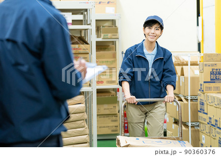 倉庫で働くドライバーのスタッフ 倉庫で働くドライバーのスタッフ 90360376