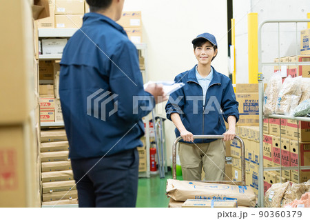 倉庫で働くドライバーのスタッフ 90360379