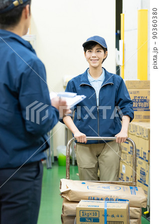 倉庫で働くドライバーのスタッフ 倉庫で働くドライバーのスタッフ 90360380