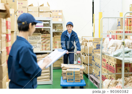 倉庫で働くドライバーのスタッフ 倉庫で働くドライバーのスタッフ 90360382