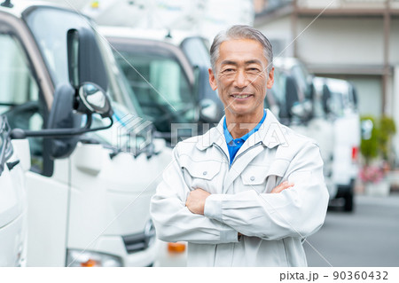 シニア男性　トラック　運送業 90360432
