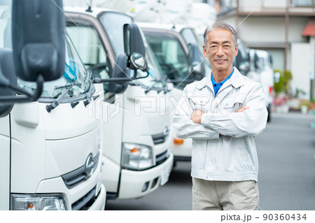 シニア男性　トラック　運送業 90360434