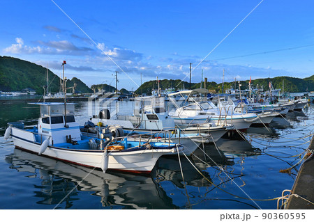 5月の早朝に歩く和歌山県の勝浦漁港が美しい 90360595