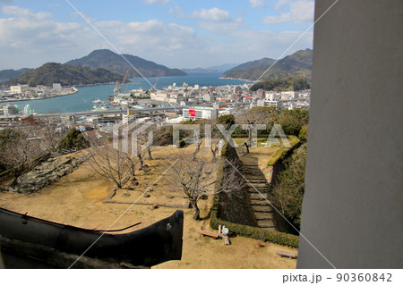 愛媛県宇和島市の史跡宇和島城跡　本丸より宇和島湾を望む 90360842