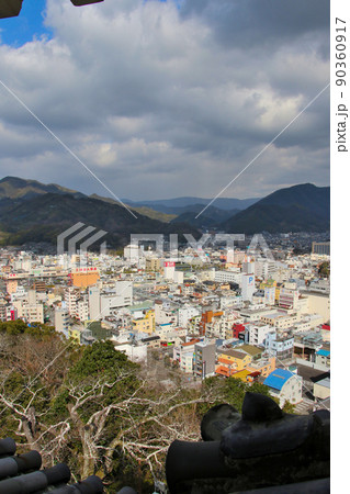 愛媛県宇和島市の史跡宇和島城跡 本丸より市の中心部を望む 愛媛県宇和島市の史跡宇和島城跡 本丸より市の中心部を望む 90360917