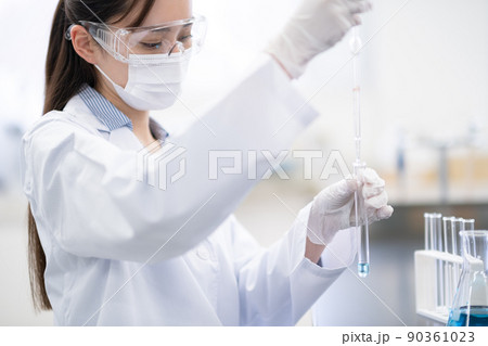 作業をする研究員 90361023