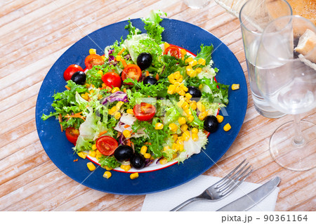Summer salad of various - lettuce, tomatoes, corn, onions 90361164