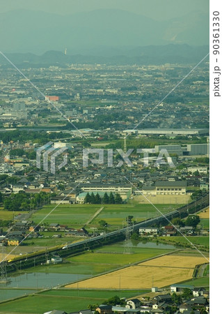 麦秋の近江路を走るドクターイエロー （東海道新幹線 米原 - 京都, 2022年6月） 90361330