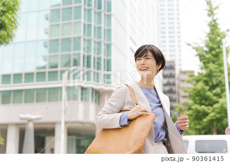 働く女性　屋外 90361415