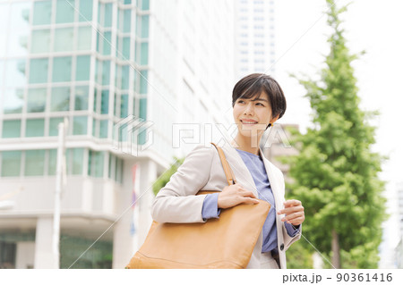 働く女性 屋外 働く女性 屋外 90361416