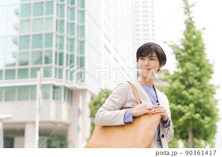 働く女性 屋外 働く女性 屋外 90361417