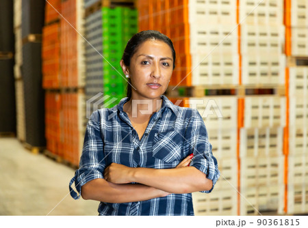 Portrait of worker with arms crossed standing in warehouse 90361815