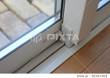 吐き出し窓の鍵 90361908